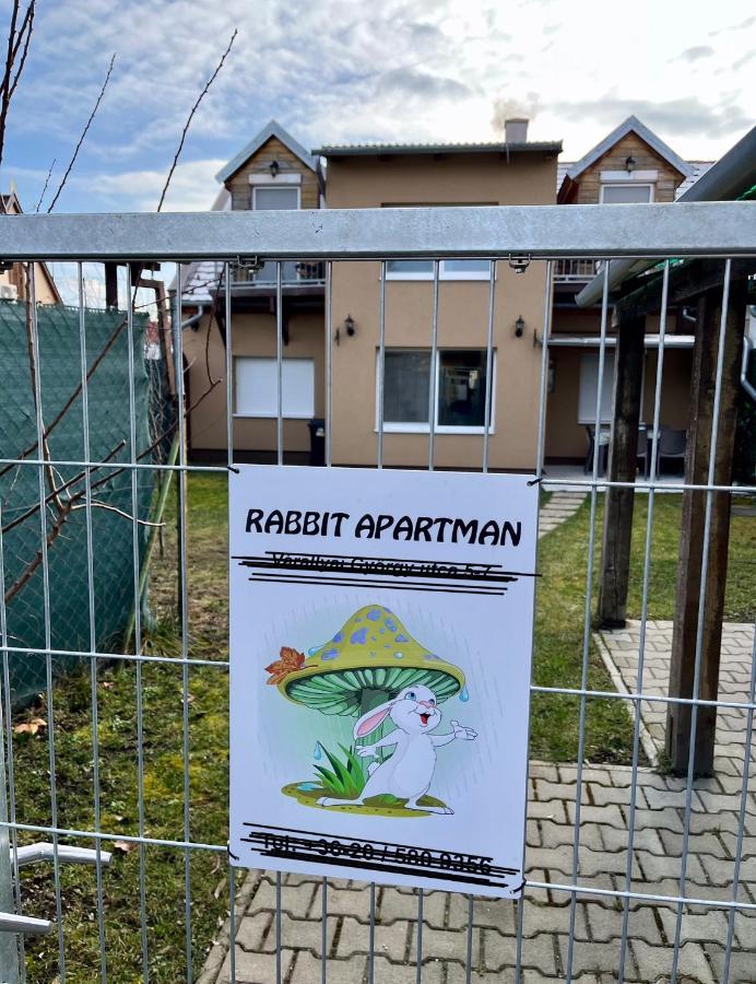 Rabbit Apartman Mosonmagyarovar Exterior photo